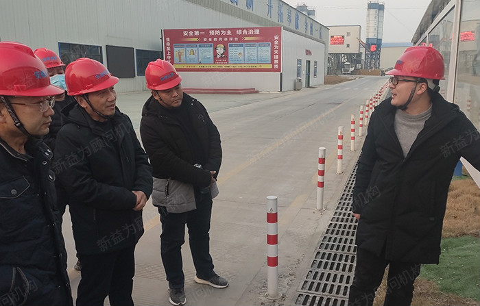 華總工向竇總、鞏總講解